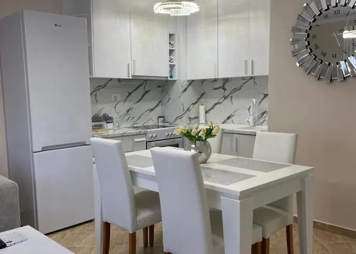 My White Apartamento Golem (Tirana)